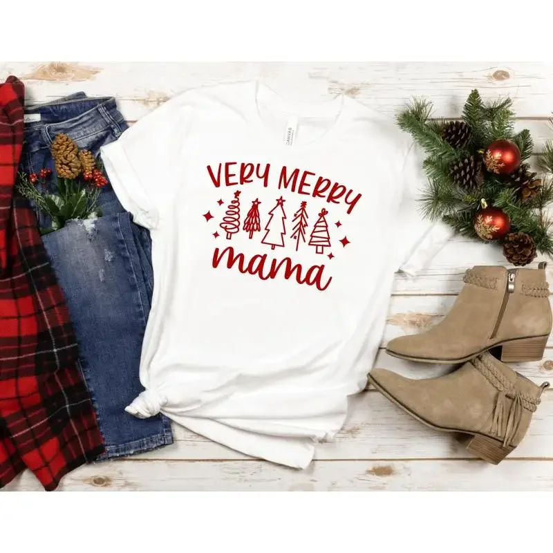 Family Tree Print - เสื้อยืดคริสต์มาสสำหรับครอบครัวที่เข้าชุดกัน Very Merry ลายต้นคริสต์มาส แม่ พี่ชาย