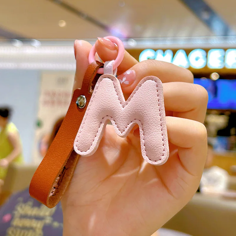 Monogram Keychain Leather - พวงกุญแจอักษรเริ่มต้นหนัง PU A ถึง Z สำหรับแฟชั่นสำหรับผู้หญิงกระเป๋ามีสีลูกอมลายการ์ตูนอุปกรณ์ประดับโทรศัพท์พวงกุญแจรถของขวัญเครื่องประดับ