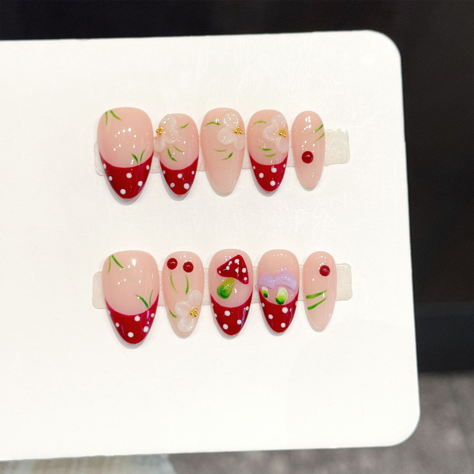 Pressed Flower Art - เล็บปลอมลายจุดสีแดงขาว 10 ชิ้น ตกแต่งลายดอกเห็ด ทรงอัลมอนด์แบบฝรั่งเศส