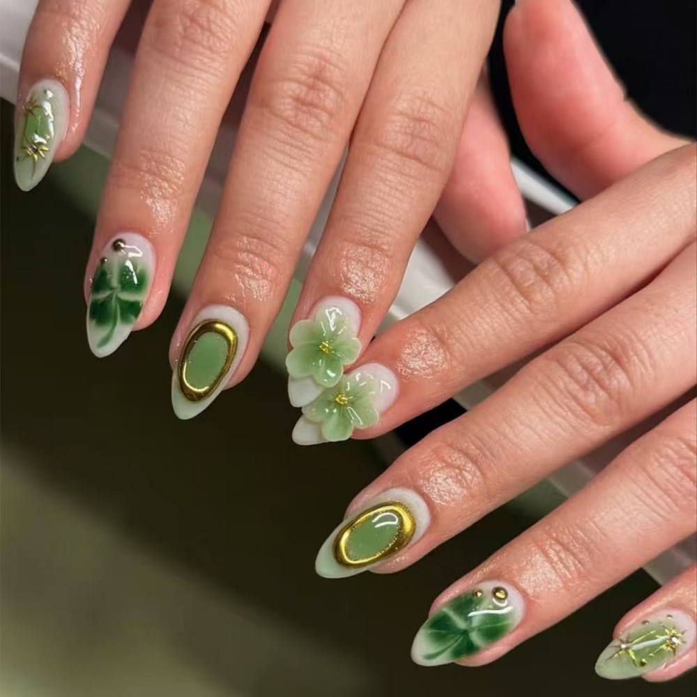 Pressed Flower Art - เล็บปลอมแบบกดติด 24 ชิ้น สีเขียวมรกตหรูหรา ประดับวงแหวนสีทองเมทัลลิก ลายดอกไม้เรซิ่น